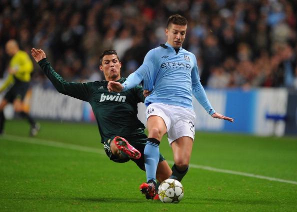 翻修球场，“连滚带爬”为的是“从从容容”（修缮球场，眼下“快马加鞭”，只为将来“从容不迫”）