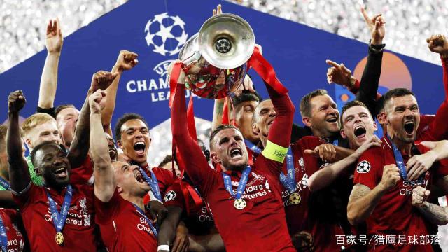 拜仁球迷不顾阻拦和处罚燃放烟火，高层因此在看台上频频摇头（拜仁球迷无视劝阻与处罚燃放烟火，高层在看台连连摇头）