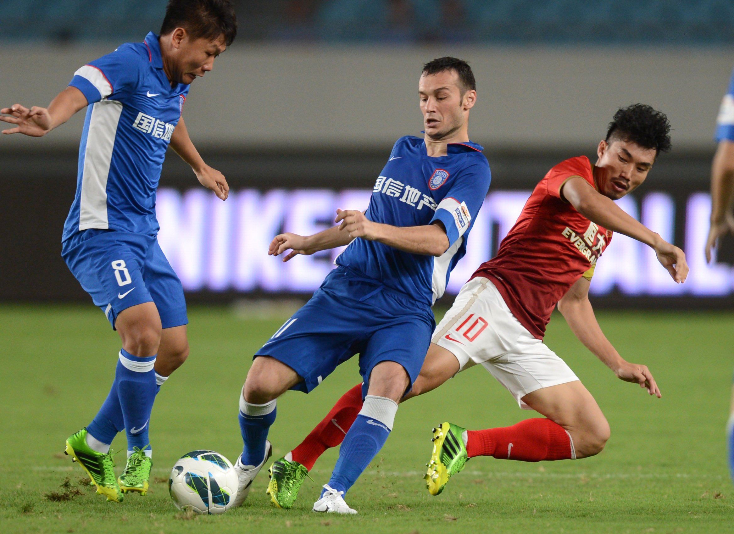 镜报：曼联1月无法召回霍伊伦，那不勒斯有欧冠资格就能买断（镜报：曼联冬窗不能召回霍伊伦，那不勒斯若获欧冠席位可执行买断）