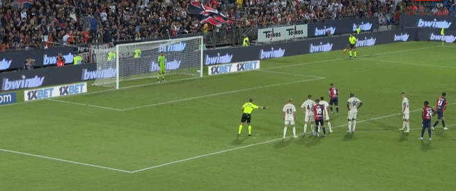 女生打高尔夫打中野鸭，鸭在湖中走，高尔夫从天上来