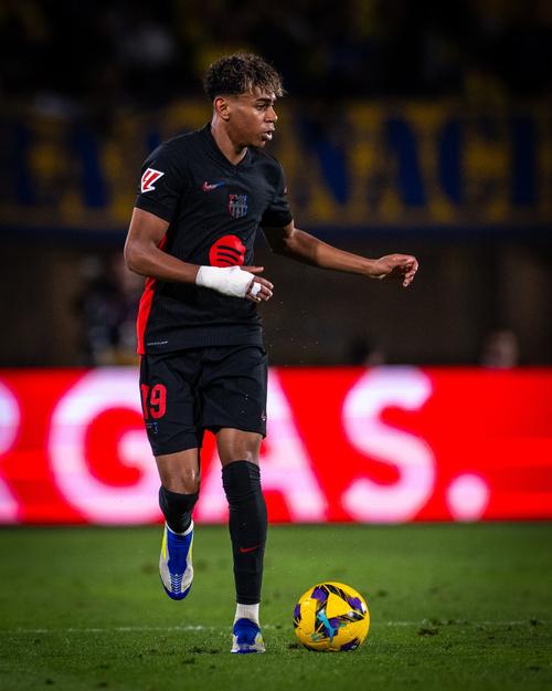 图雷怒喷瓜帅：他不是男人是毒蛇，把我当垃圾还不想我离队（图雷怒斥瓜帅：称其为毒蛇非男人，把我当垃圾却不让我走）