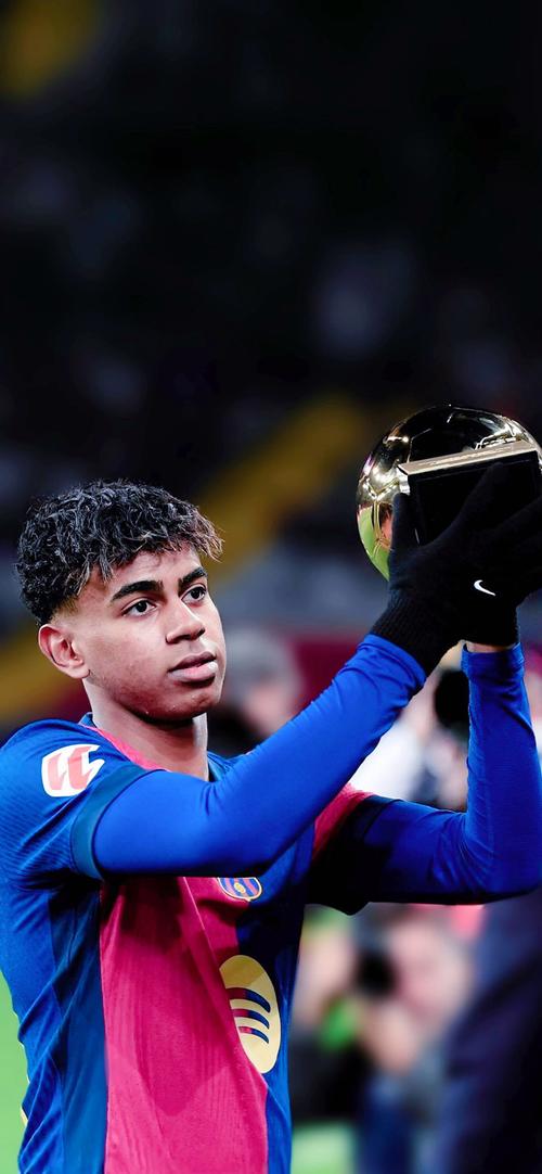 AC米兰在意大利杯负于拉齐奥，终结13场不败，放弃杯赛以专注意甲，凸显战略调整。（AC米兰意杯不敌拉齐奥，13场不败止步，舍杯专攻意甲显战略转向）