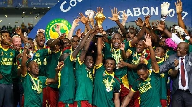 半场战报：米兰0-0拉齐奥，迈尼昂献神扑，红黑军团0射正（半场战况：米兰0-0拉齐奥，迈尼昂神勇救险，红黑军团零射正）